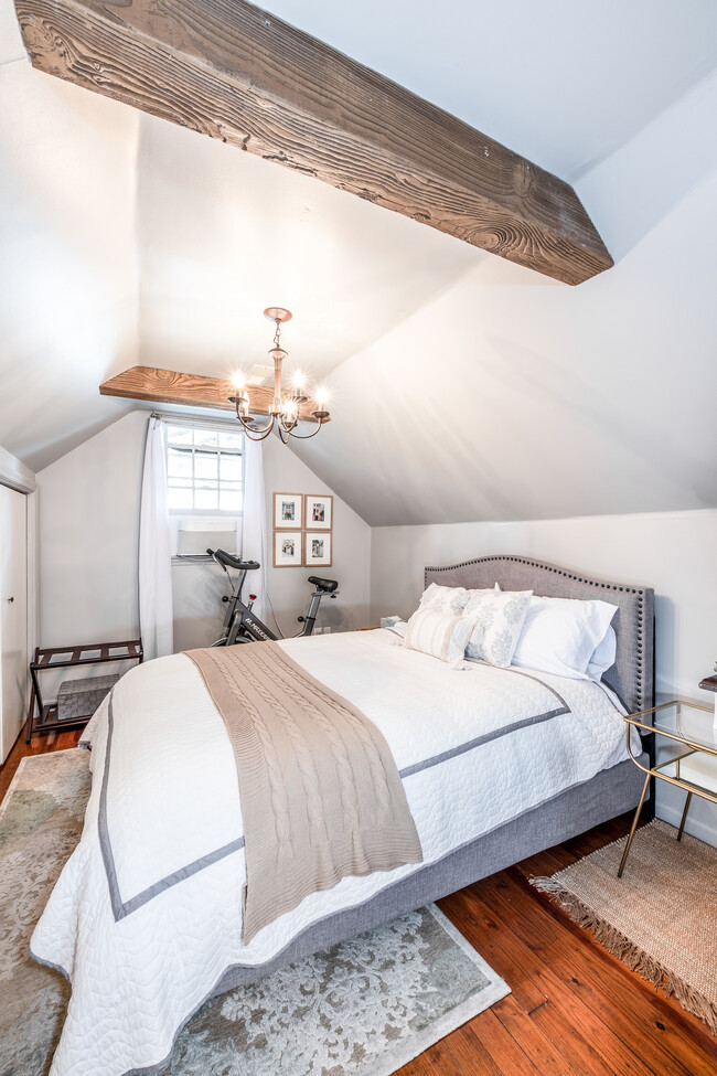 Third floor bedroom with queen bed - 15 West St