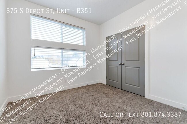 Building Photo - 875 S Depot St