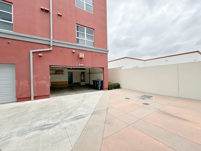 Building Photo - Live & Work Industrial Art Loft with Two C...
