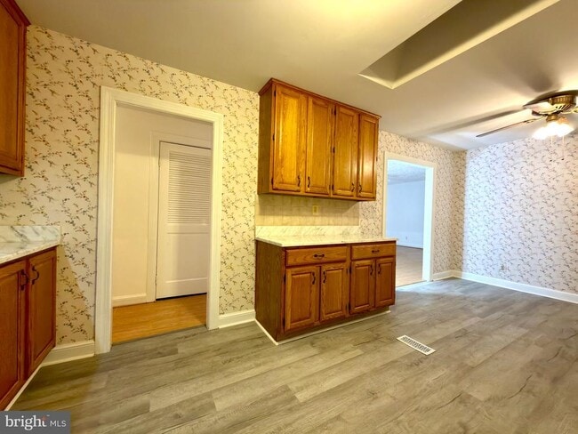 Building Photo - 905 W Poplar Rd