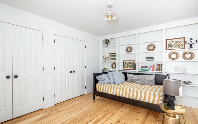 Building Photo - 212 Meadows W