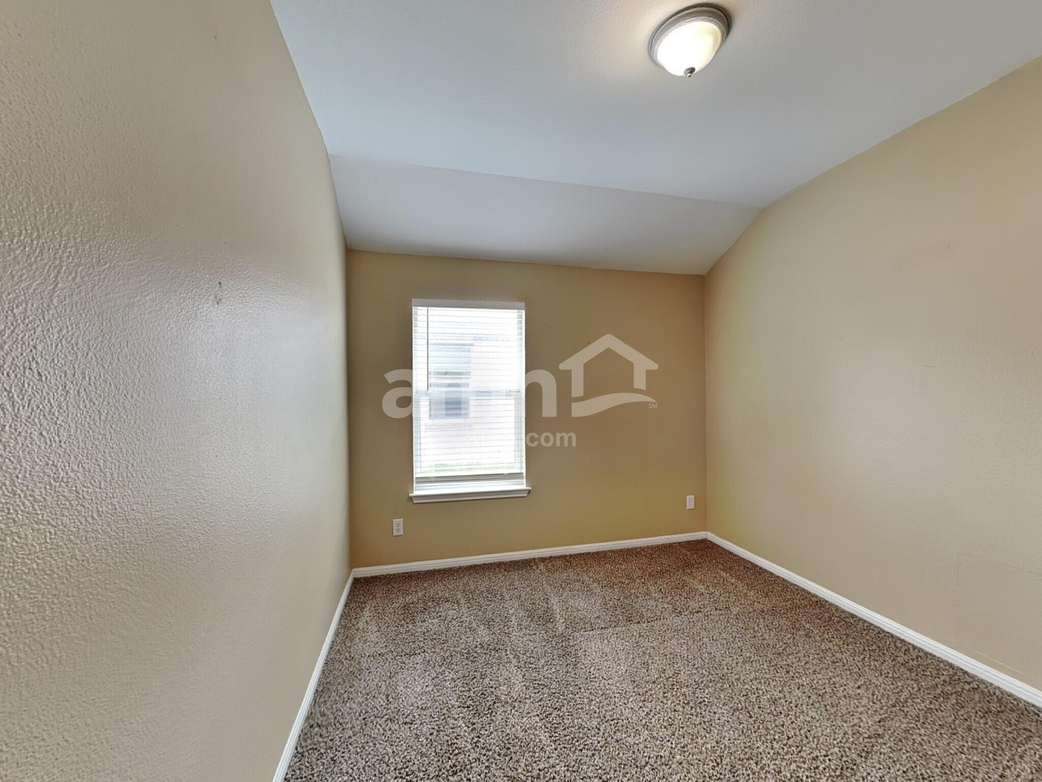 Building Photo - 18505 Sandy Bottom Dr