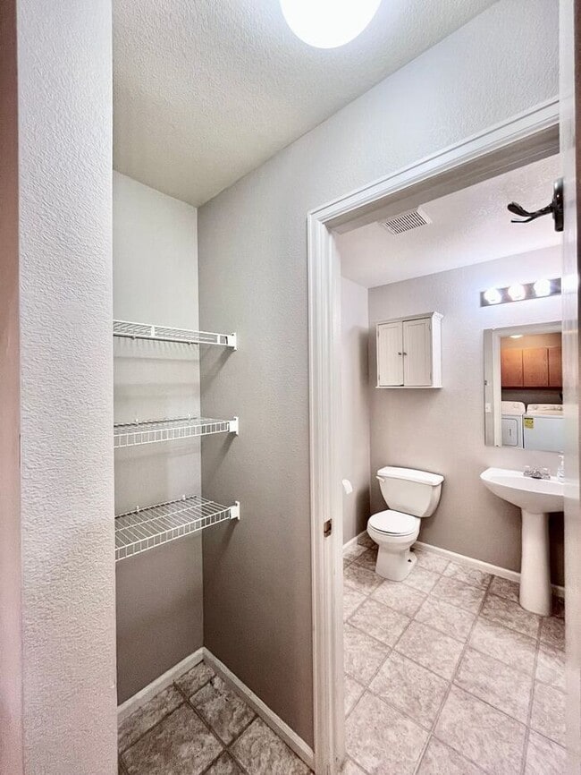 Building Photo - NEW CARPET & PAINT! Beautiful 3 Bedroom 2 ...