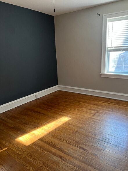 Bedroom - 4940 Walsh St