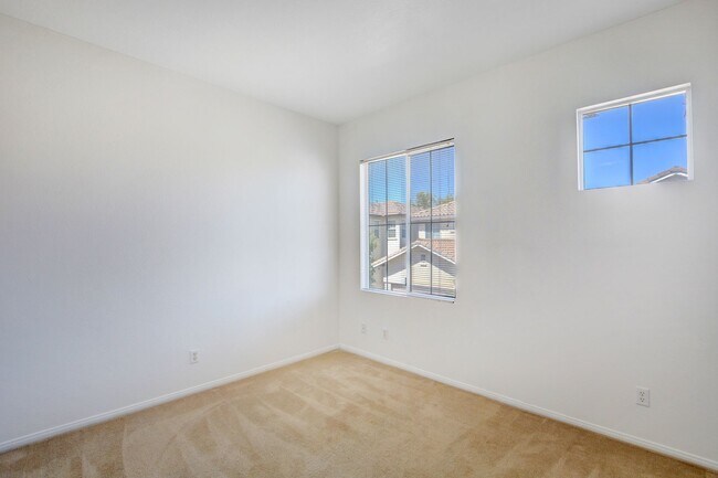 Building Photo - Beautiful 4-Bedroom Home in Gated Summerli...