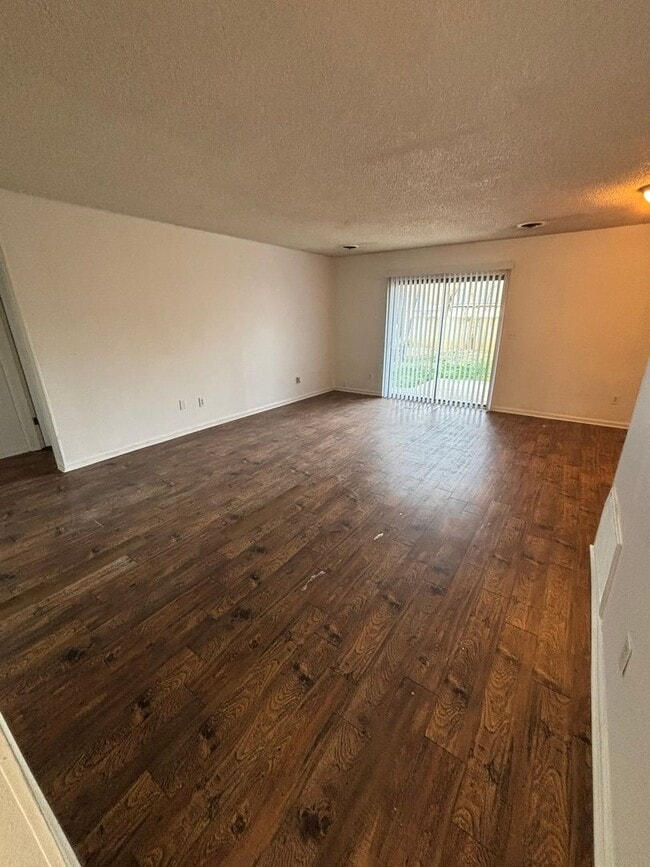 Building Photo - 3-Bedroom 2-Bathroom House in Fayetteville Near Fiesta Square!