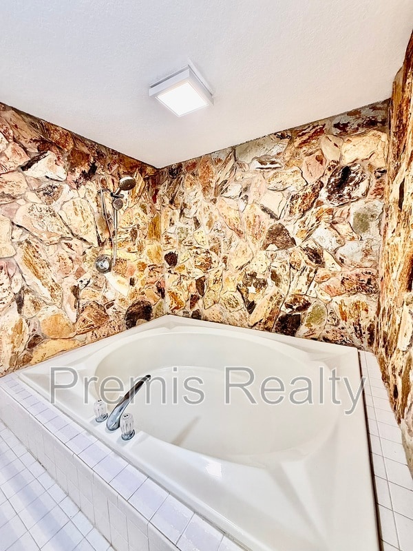 Building Photo - 957 Weathersfield Dr