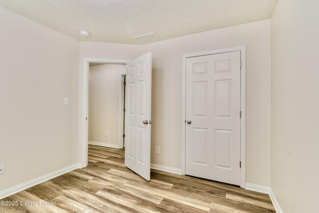 Building Photo - 7116 Blue Stream Ct