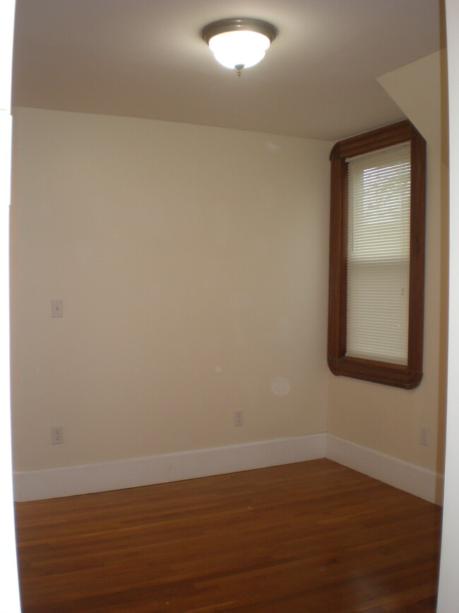 Middle Room - 351 Essex St