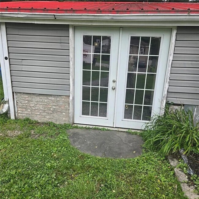 Building Photo - 584 Cedardale Dr