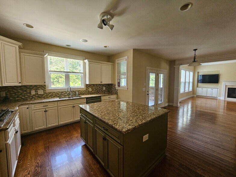 Building Photo - 1530 Bledsoe Ln