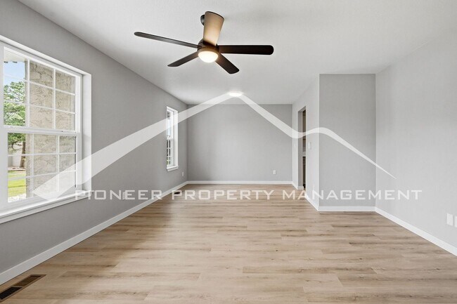 Building Photo - Spacious Condo with Washer/Dryer and Central AC