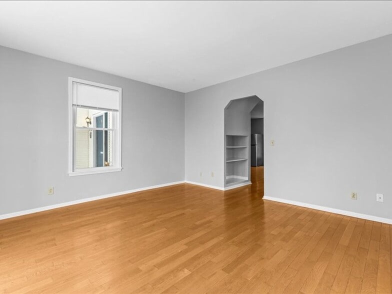 Building Photo - 158 Main St