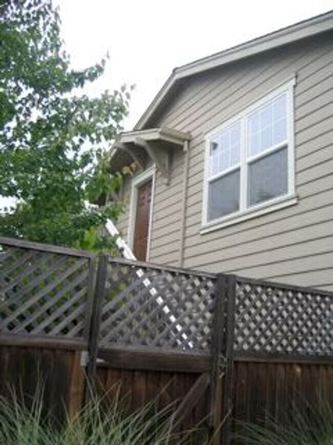Building Photo - 647 McGinnis Cir