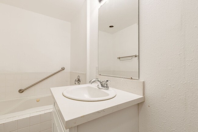 Building Photo - Heart of Eagle 4 Bed 2 Bath Home