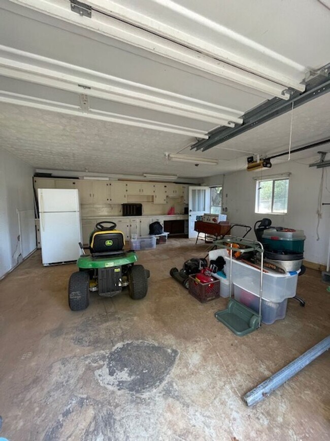 Building Photo - Maryville 37804 - 3 bedroom, 2 bath ranch home - Contact Debra Johnson (865) 591-8281
