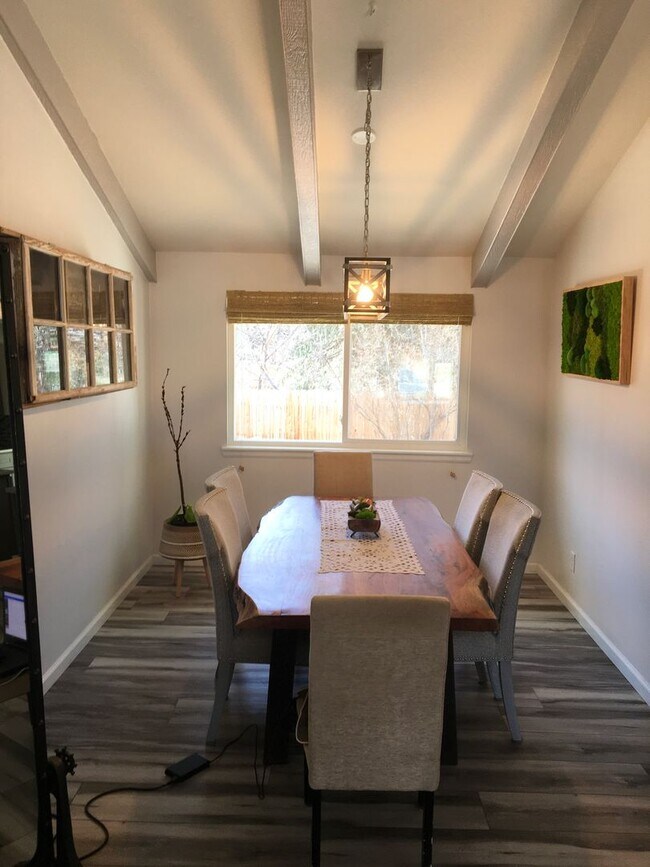 Building Photo - Beautiful & Spacious Home in Quiet Gunbarrel Neighborhood