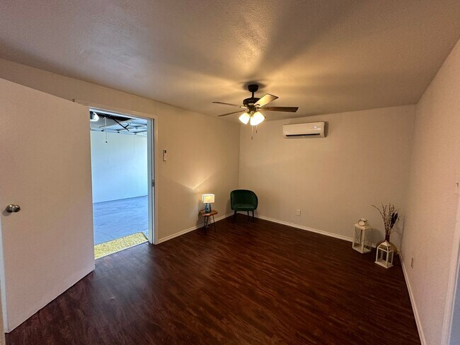 Building Photo - 2-Bedroom, Great Location, Off street parking!