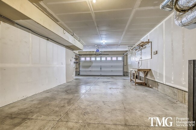 Building Photo - Gorgeous Four Bedroom Townhome in Hillsboro!