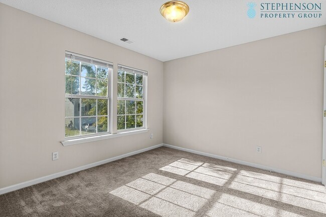 Building Photo - Fully Remodeled in Nov 2025!