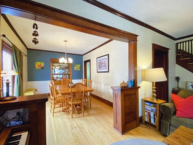 Building Photo - Available Now!- 3 bed 1 Bath Home! Don't Miss The Chance To Make This Your Home!