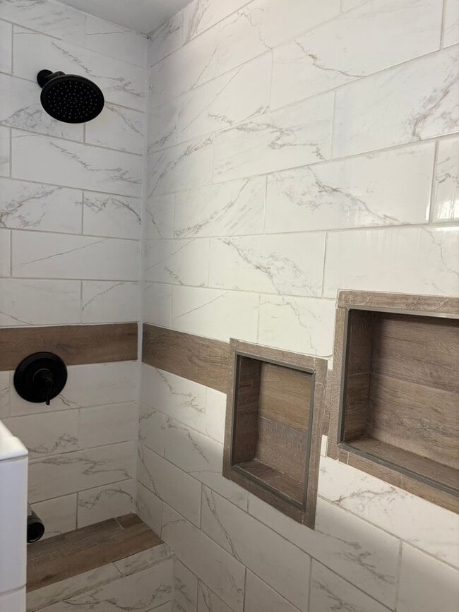 Building Photo - 3 bedroom/1 bath home with additional deta...