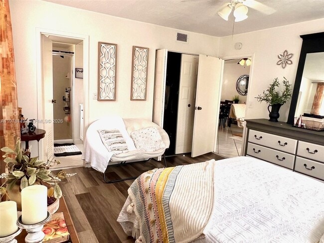 Building Photo - 2811 Somerset Dr