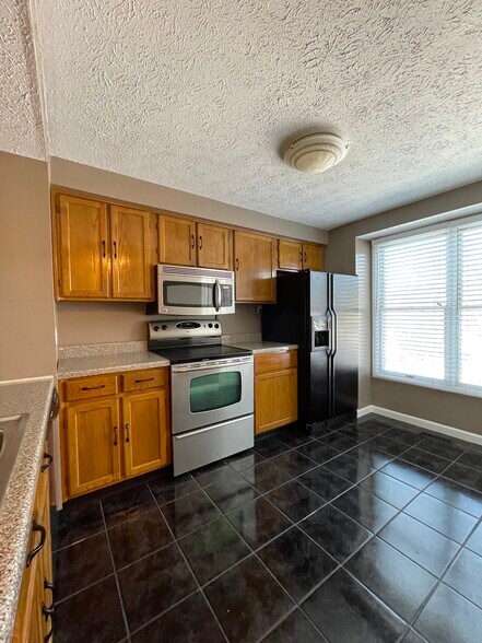 Building Photo - 2207 Hawthorne Drive