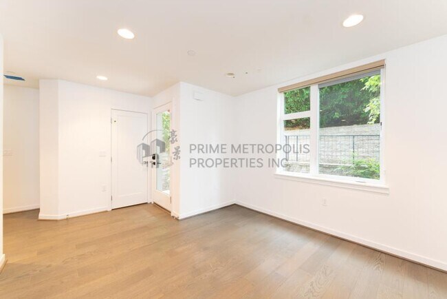 Building Photo - 3 bedroom in Bellevue WA 98004