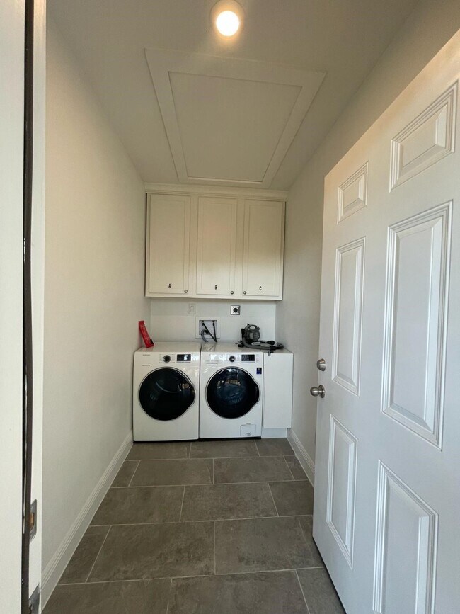 Building Photo - 7410 Ilex St