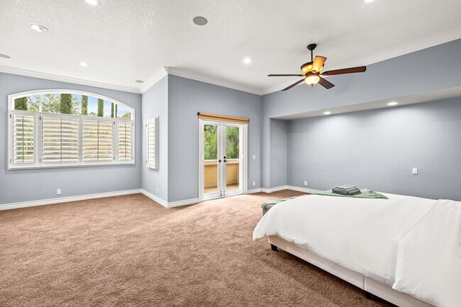 Building Photo - Elegant 5BR Furnished Estate with Pool & G...