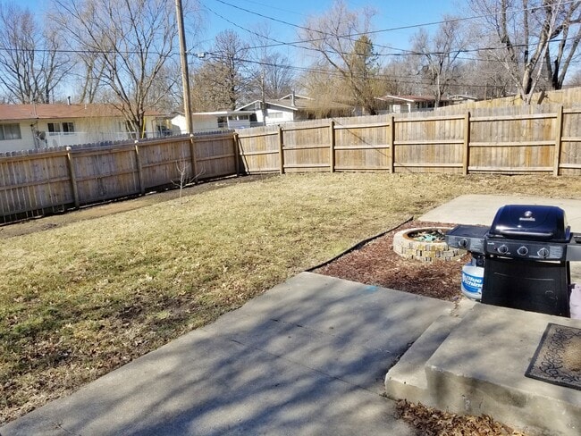 Building Photo - Big, nice ranch style home near major Tope...