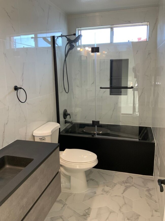 Building Photo - Stunning Remodeled 4 bedroom Hercules Home