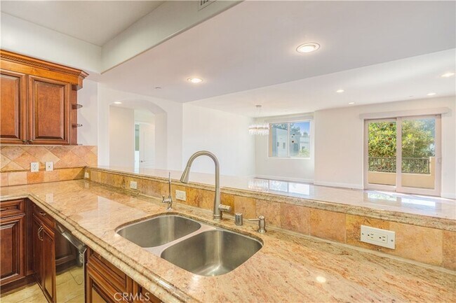 Building Photo - 1835 S Barrington Ave