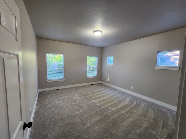 Building Photo - Beautiful, Spacious North Twin Falls Home