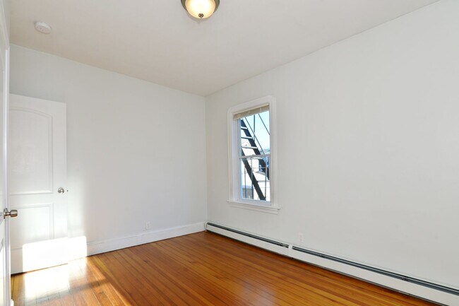 Building Photo - Great location! Updated 3 bedroom 1 Bathro...