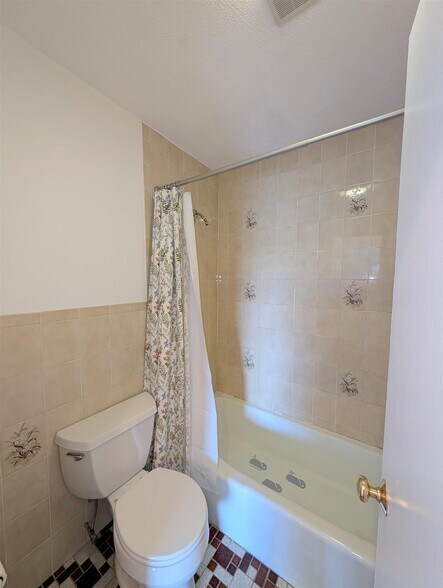 Building Photo - 10 Roberts St