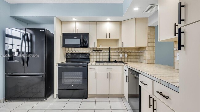 Building Photo - 1647 W 72nd St
