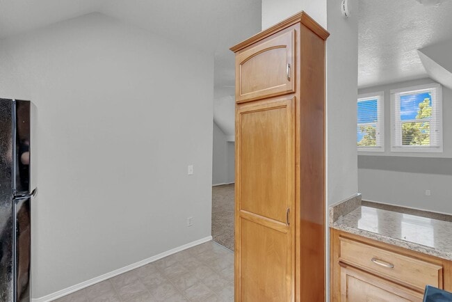 Building Photo - Charming Upstairs Unit near Riverside Plaza