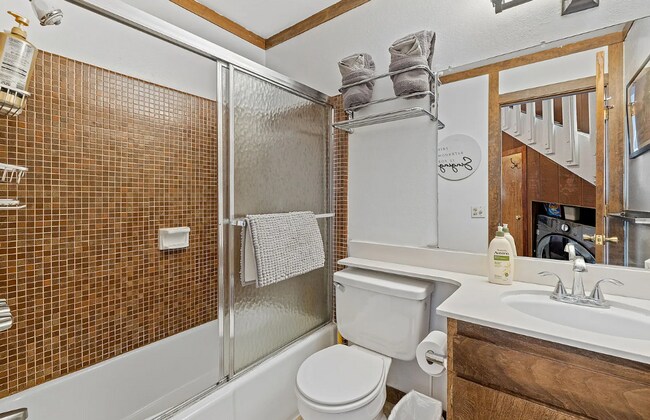 Building Photo - Fully Furnished 2 Bed / 2 Bath Corner Unit...