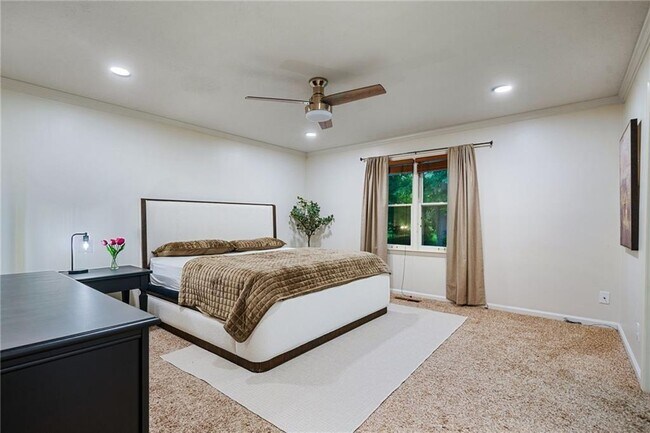Building Photo - 10965 Pinehigh Dr