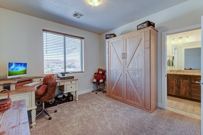 Building Photo - "Charming 3-Bedroom Retreat with 2 Baths and 2150 Sq. Ft. of Comfort in Santa Clara!"