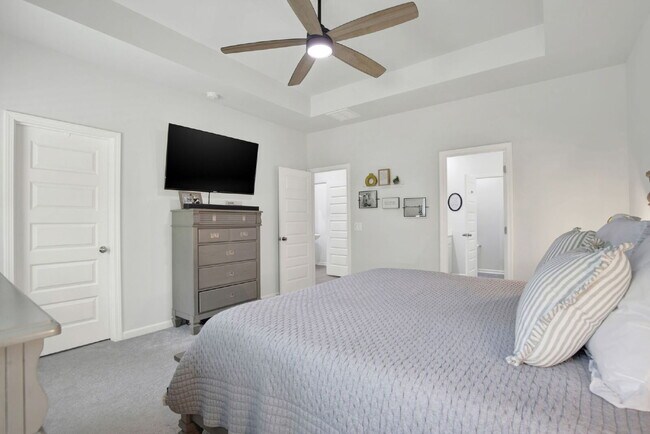 Building Photo - 120 Binscombe Ln