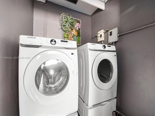 Building Photo - 6951 Miami Lakeway S