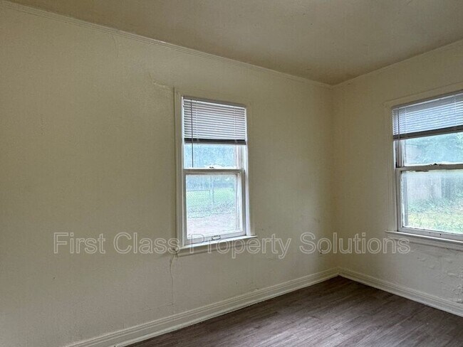 Building Photo - 1904 NE 25th St