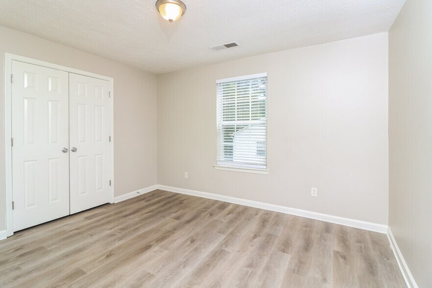 Building Photo - 2540 Lake Royale Dr