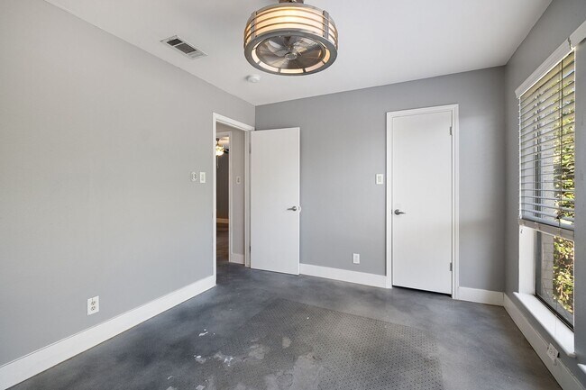 Building Photo - 2025 Monarch Dr