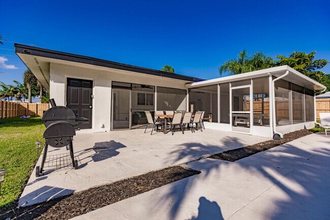 Building Photo - 716-720 Southwest 14th Court-SI FL1-ID1475646P