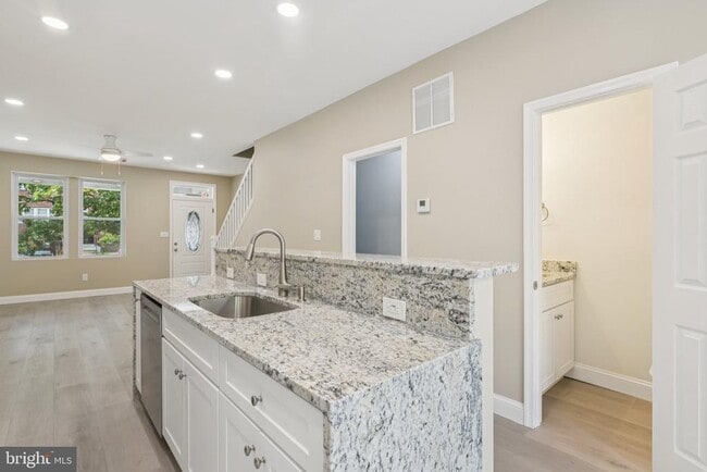 Building Photo - 729 Madison St NW