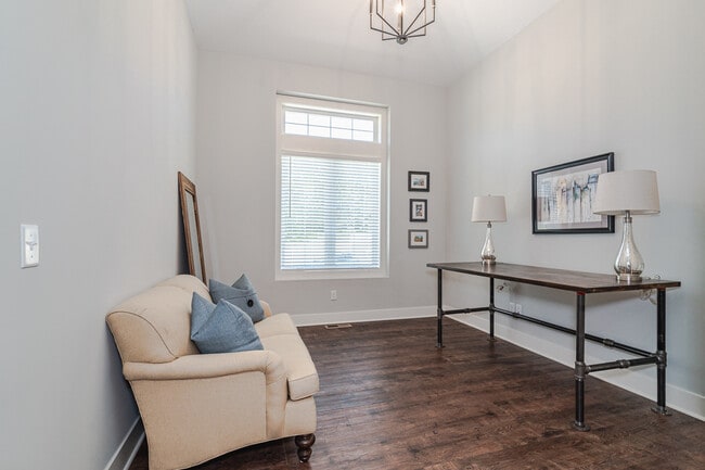 Building Photo - 5070 Ranchview Ln N